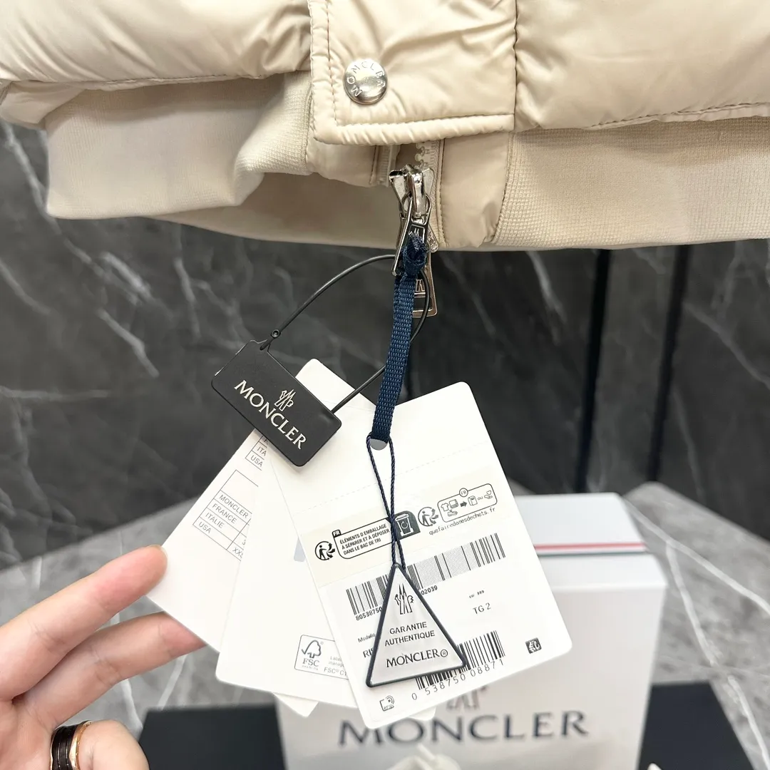 ⬆️Moncler Risler .90 . Lightweight . Risler ， 。 Risler ， 。 ， 。 • • • • • • • Size: 1-5. D 6773098630
